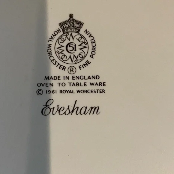 Royal Worcester Elegant White Fine Porcelain  Quiche/ Pie Dish with Fruit Design - Picture 2 of 4